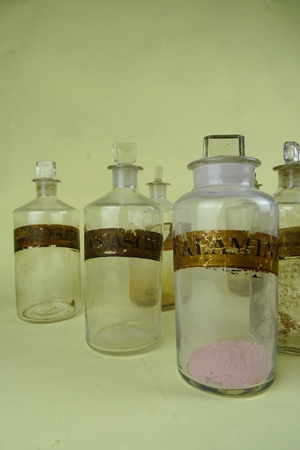 Antique Glass Apothecary Chemists Bottles (5).JPG